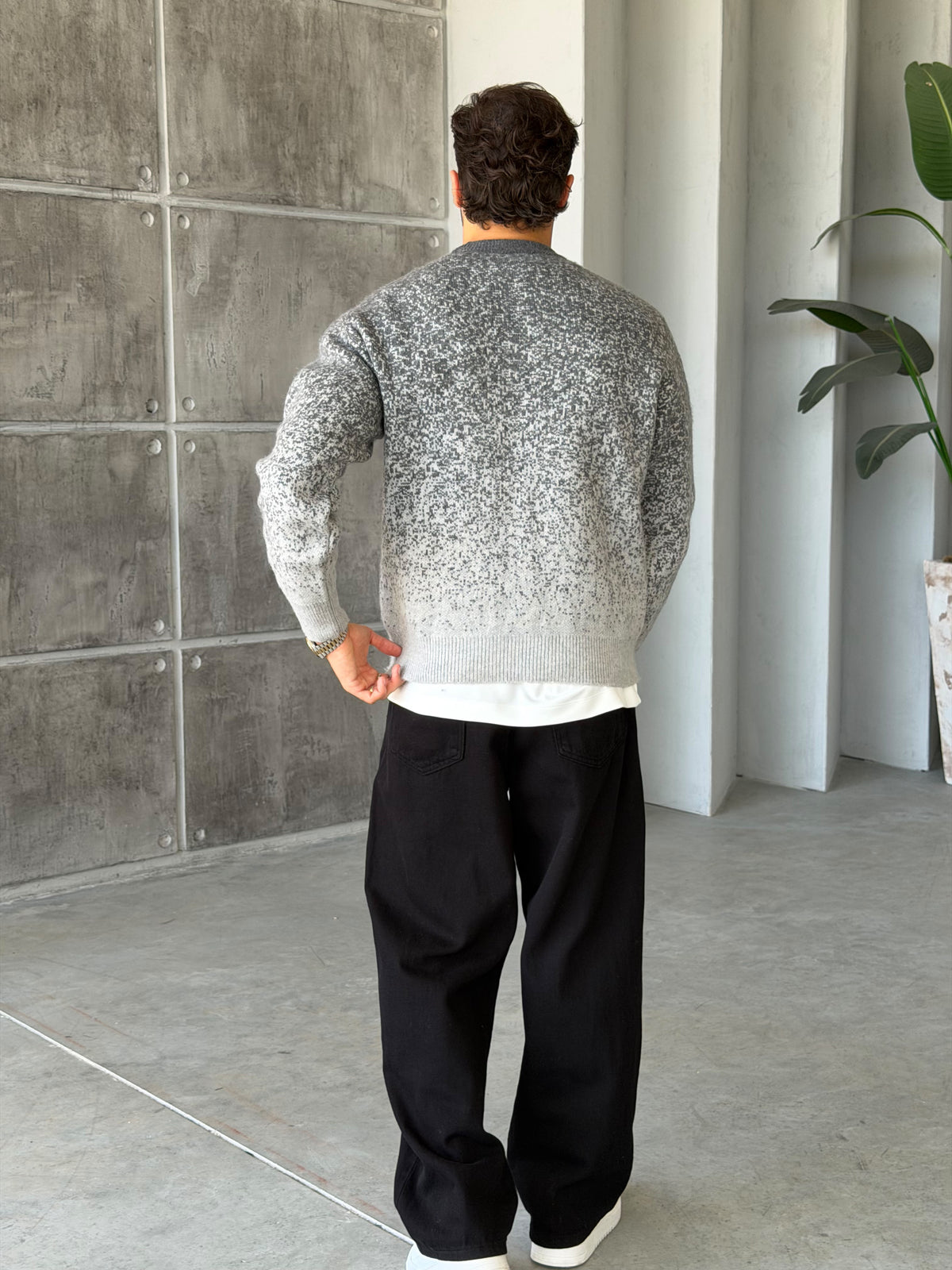 Gradient Pattern Crew Neck Knit Sweater – Grey