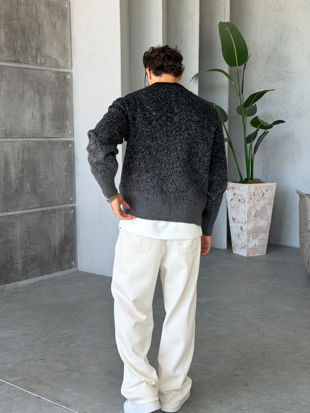 Gradient Pattern Crew Neck Knit Sweater – Black
