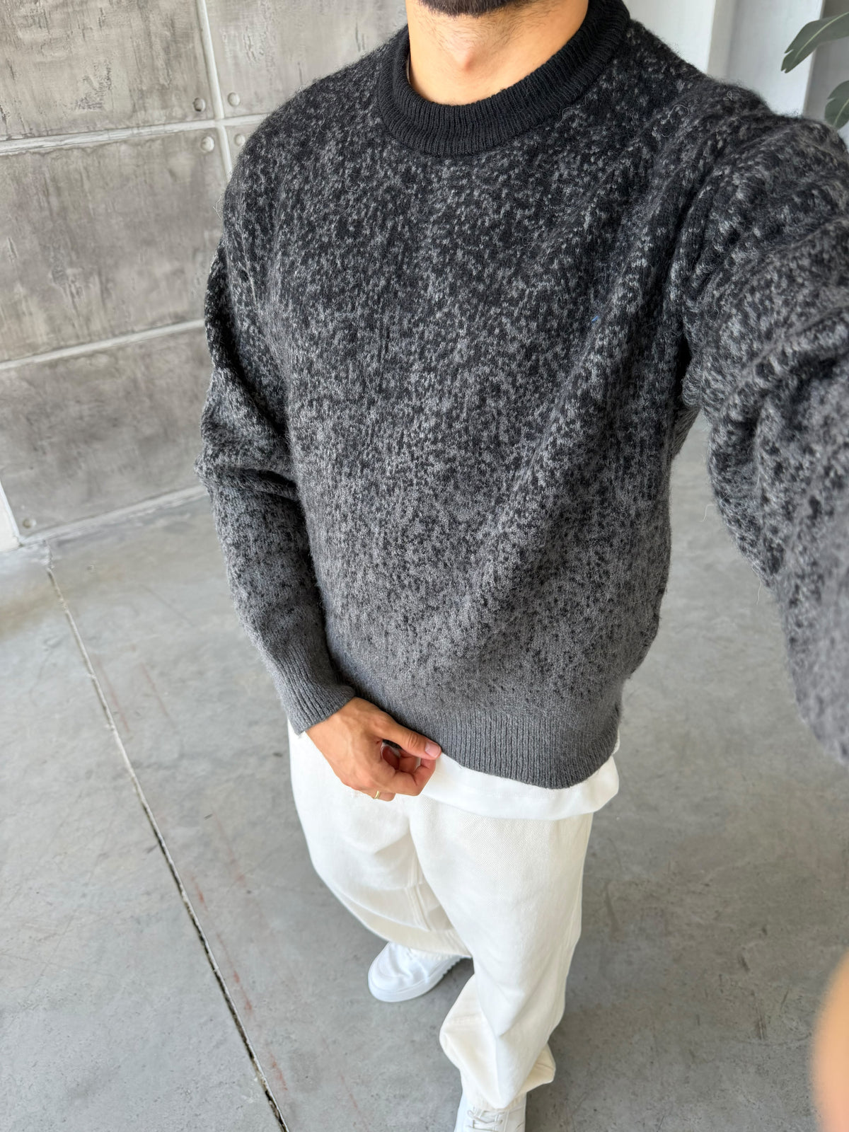 Gradient Pattern Crew Neck Knit Sweater – Black