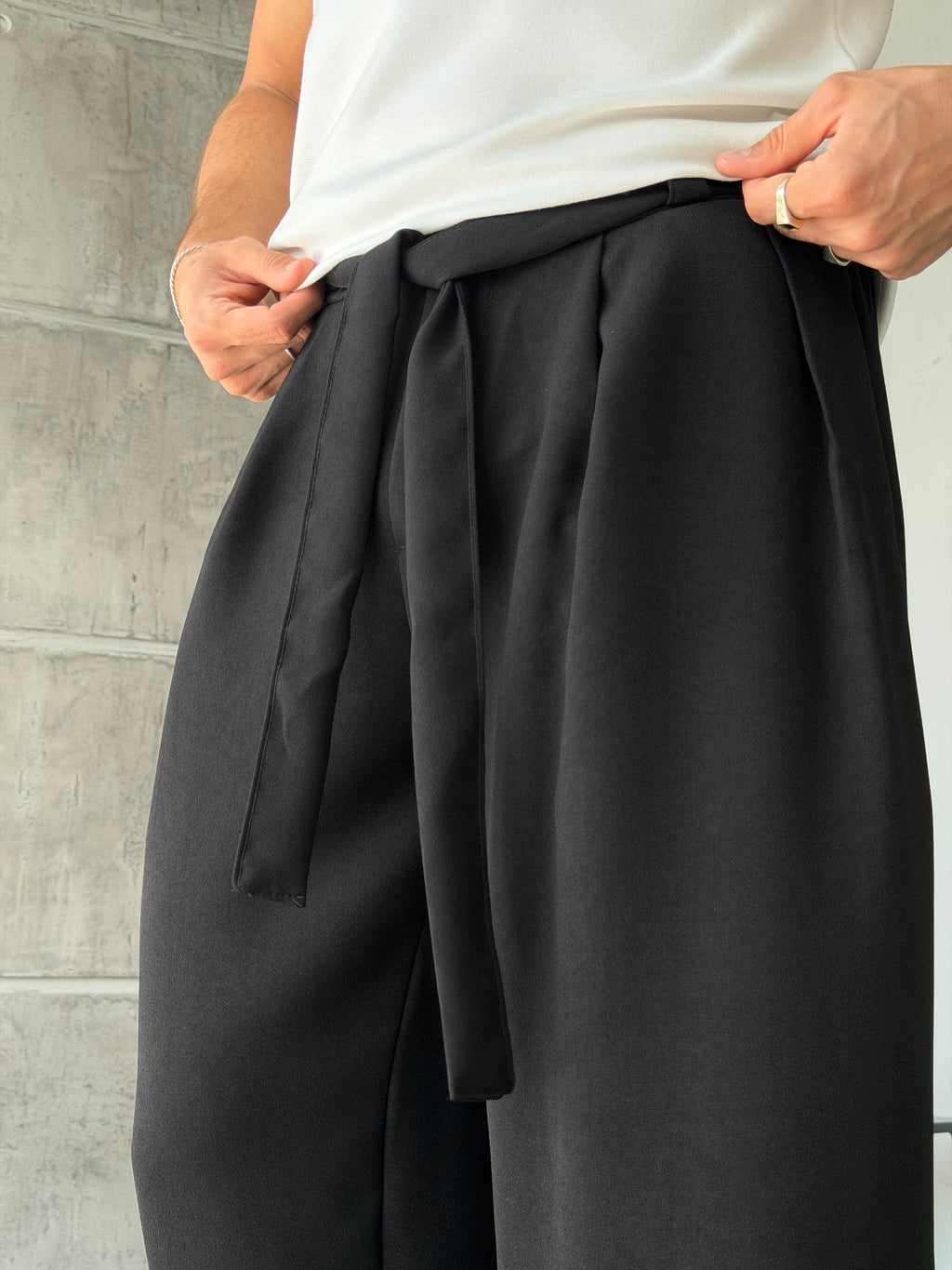 Pleated Belted Baggy Trousers - Black
