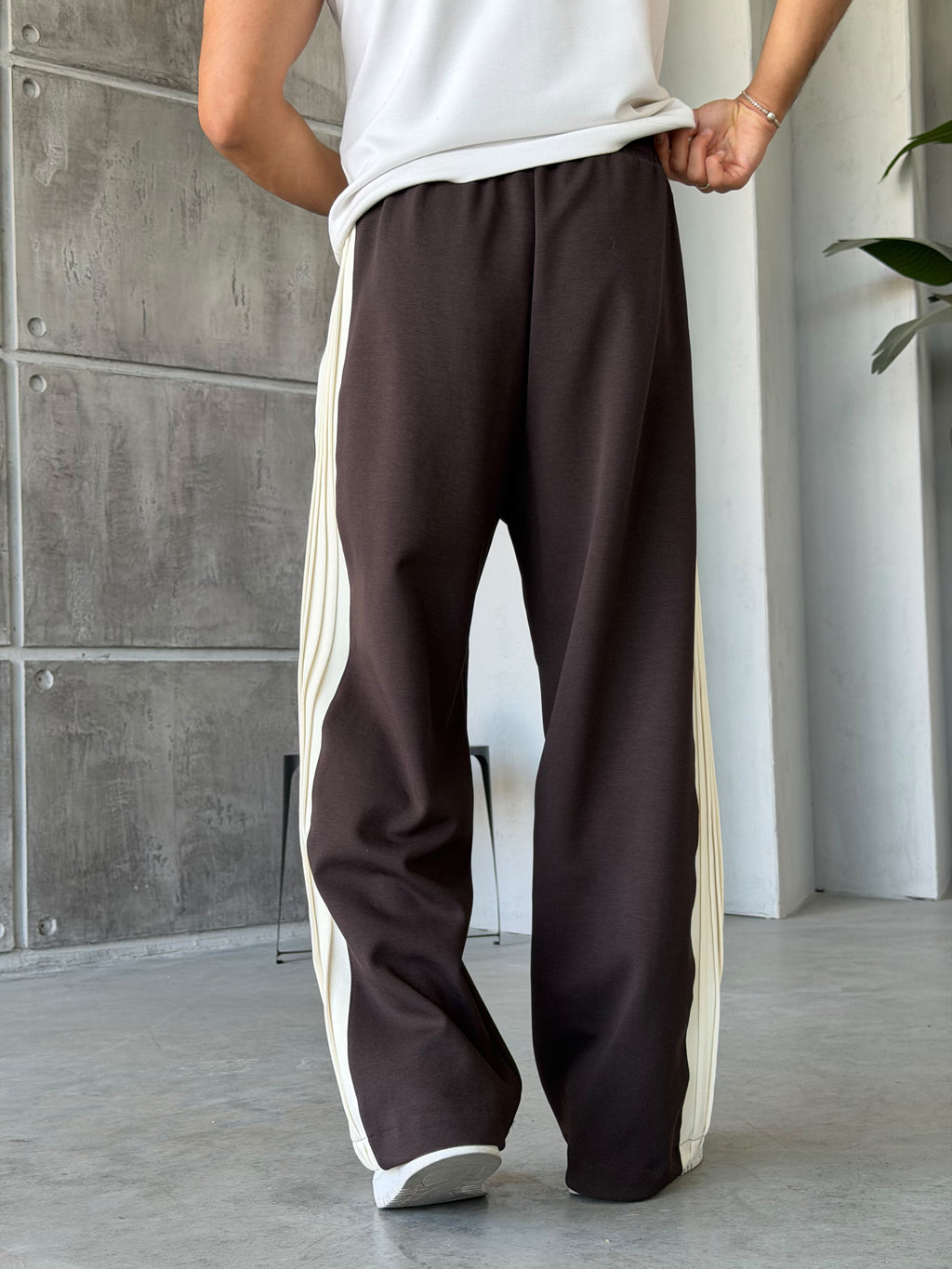 Logo Stripe Baggy Tracksuit Pants – Brown