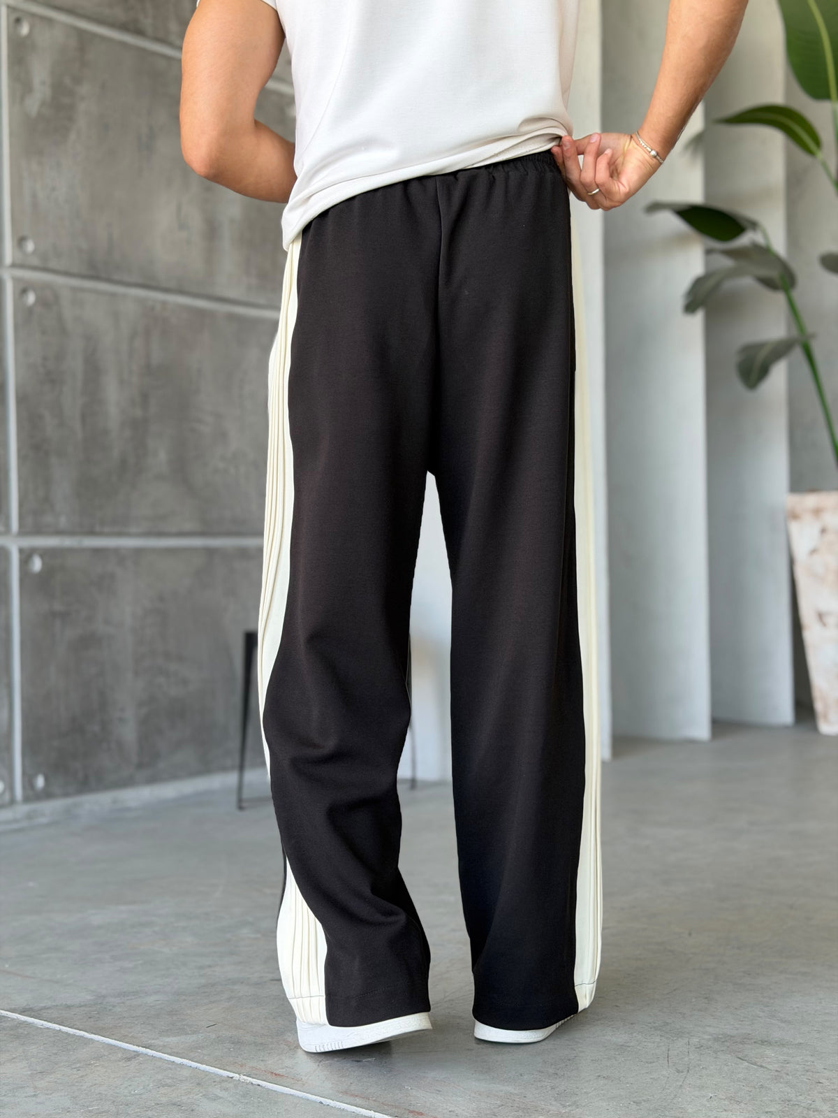 Logo Stripe Baggy Tracksuit Pants – Black