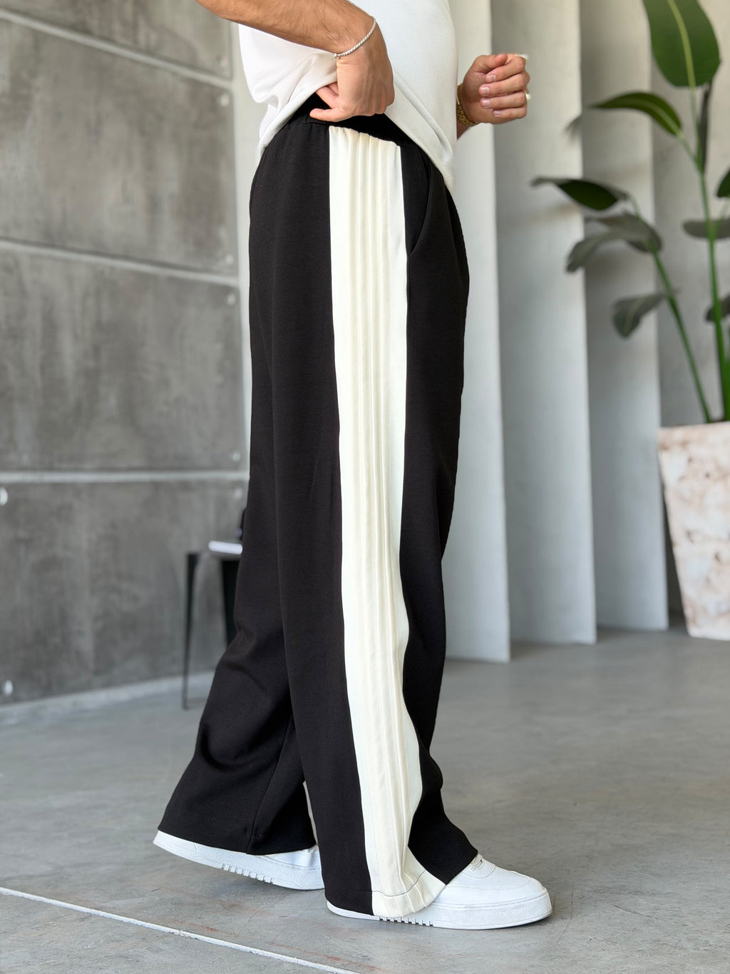 Logo Stripe Baggy Tracksuit Pants – Black