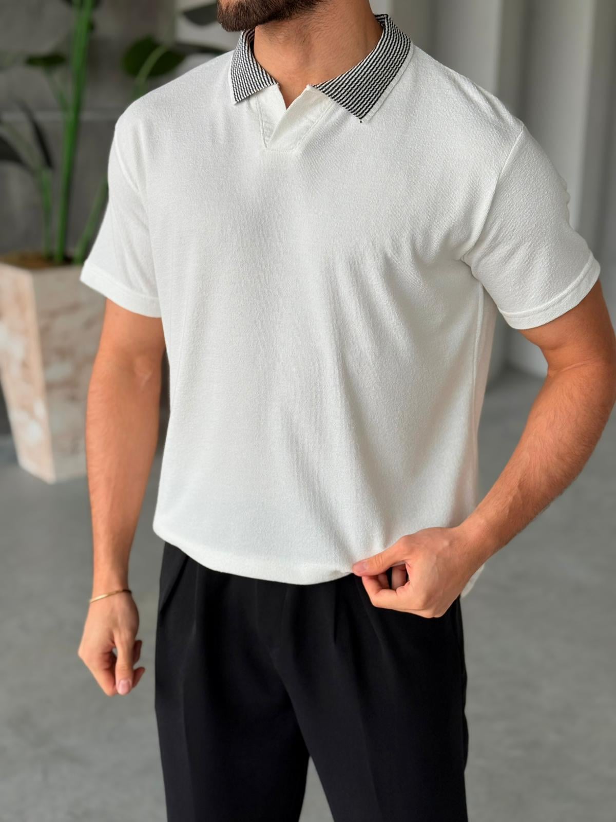 Detail Collar Polo Knit – White | TST.011