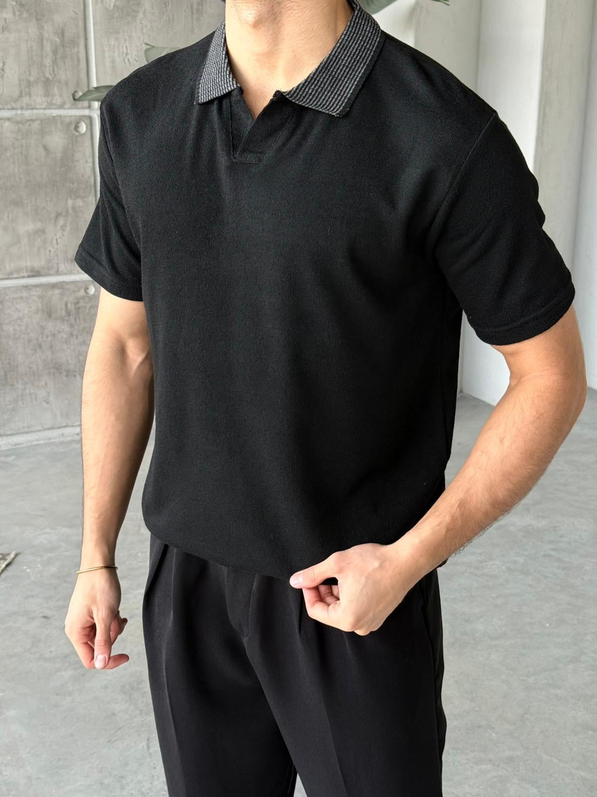 Detail Collar Polo Knit – Black | TST.011